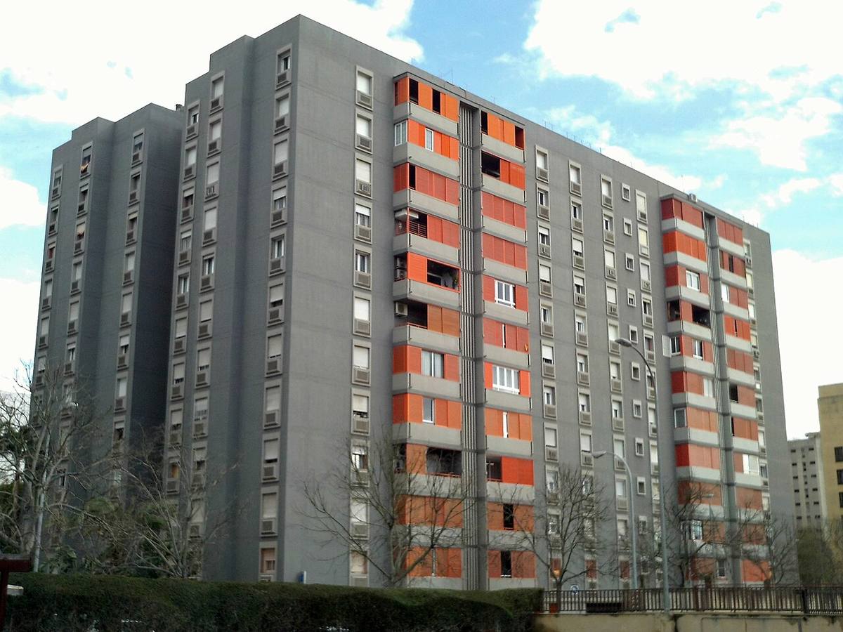 Fachada de un edificio de apartamentos de varias plantas.