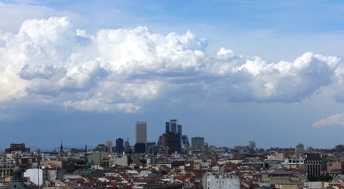 Perfil urbano del norte de Madrid con las torres del área de Chamartín al fondo.