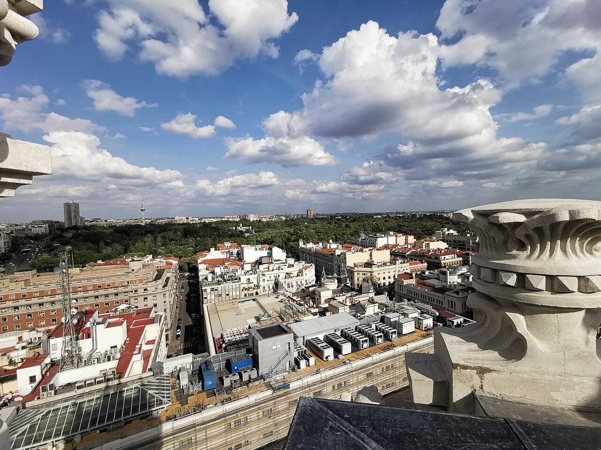 Vista aérea de tejados y edificios residenciales en el centro de Madrid.
