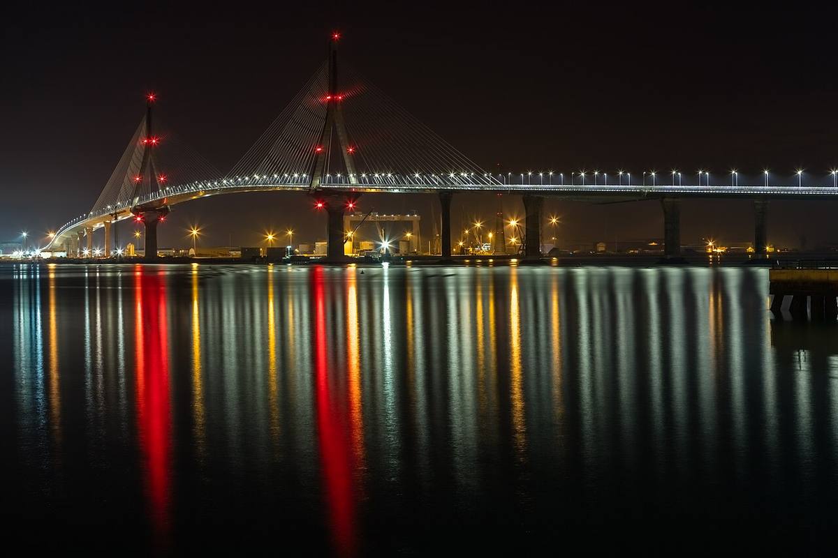 Iluminación nocturna del Puente de la Constitución de 1812 en Cádiz.