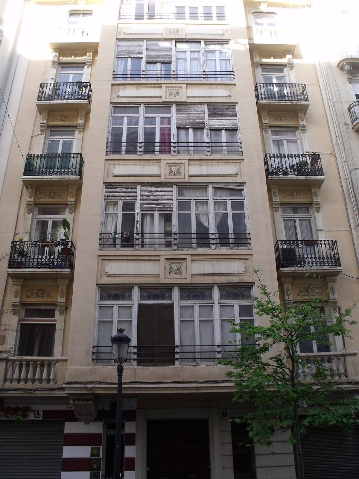 Edificio residencial en la calle Salamanca de Valencia.
