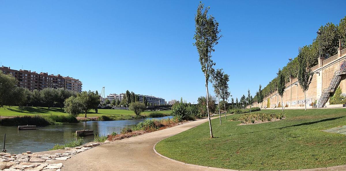 Vista de edificios residenciales junto al río Segre en Lleida.