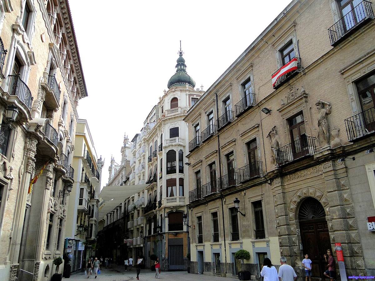Calle céntrica con edificios residenciales en la ciudad de Murcia.