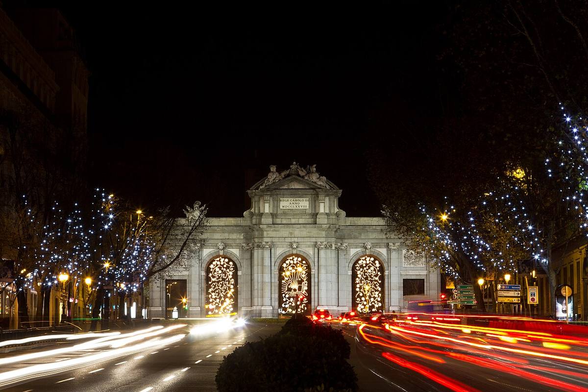 Iluminación nocturna en la Puerta de Alcalá, en el distrito de Salamanca.