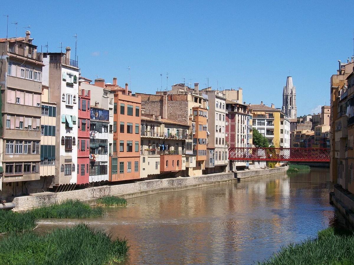 Viviendas junto al río Onyar y el puente Eiffel en Girona.