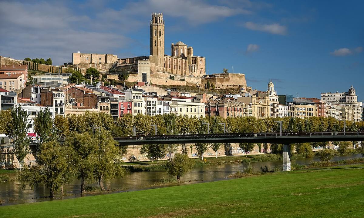 Vista panorámica de la ciudad de Lleida con la Seu Vella al fondo.
