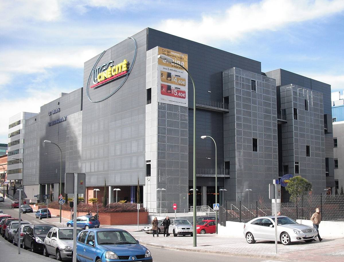 Edificio de servicios y oficinas en una zona urbana de Madrid.