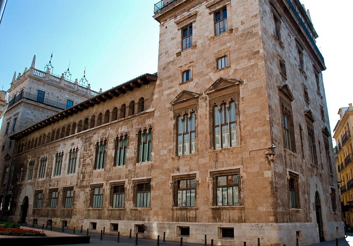 Vista lateral del Palau de la Generalitat en Valencia.