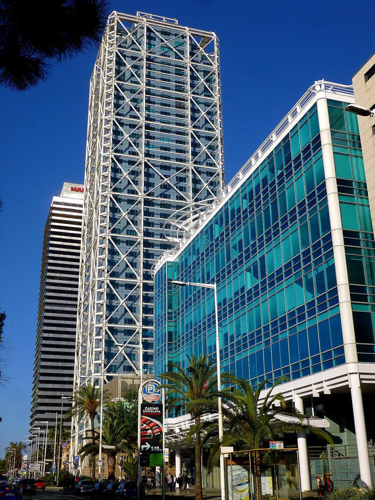 Edificio de oficinas en la Avinguda del Litoral y Hotel Arts en Barcelona.