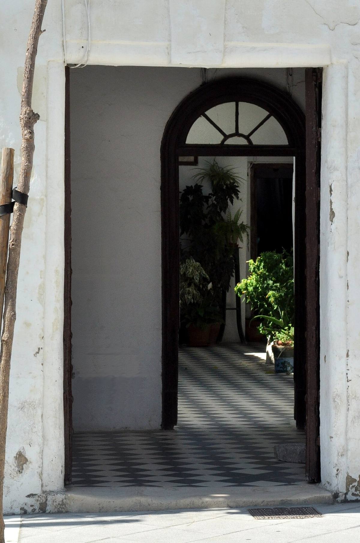 Entrada a una casa de vecinos en el barrio de Santiago de Jerez.