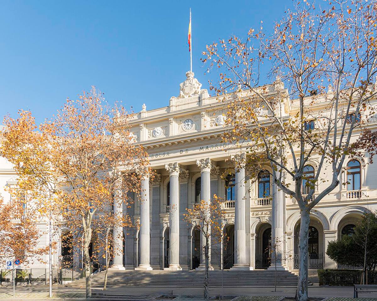 Fachada neoclásica del edificio de la Bolsa de Madrid.