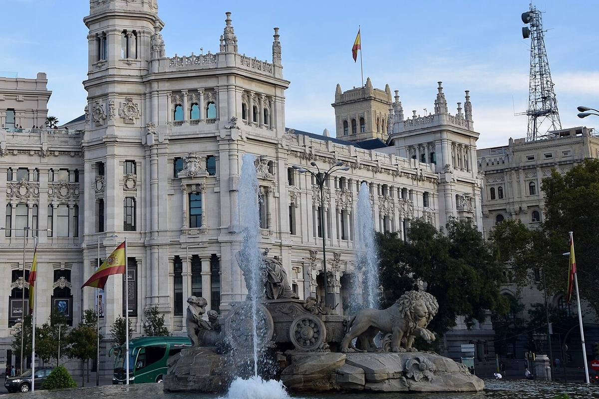 Fuente de Cibeles frente al Palacio de Comunicaciones en Madrid.