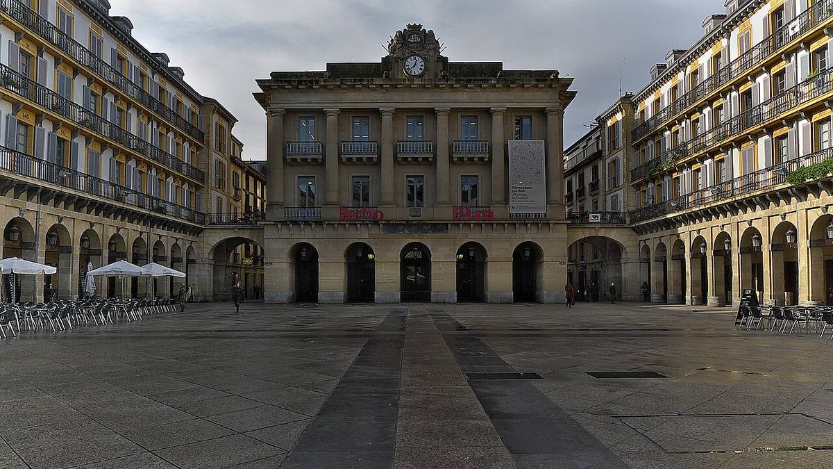 Plaza de la Constitución en el casco antiguo de San Sebastián.
