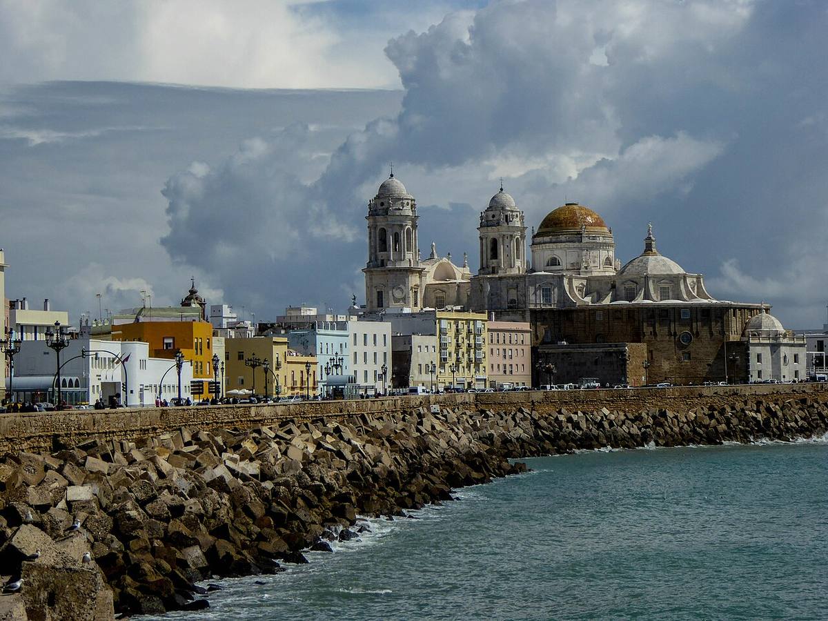 Vista del conjunto histórico de Cádiz junto al mar.