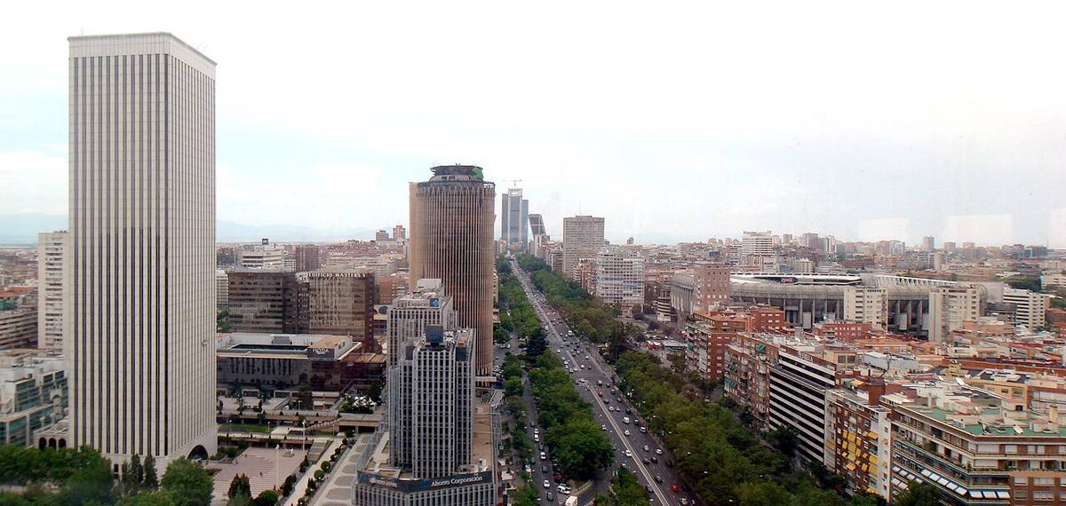 Panorámica del Paseo de la Castellana con edificios residenciales y de oficinas.