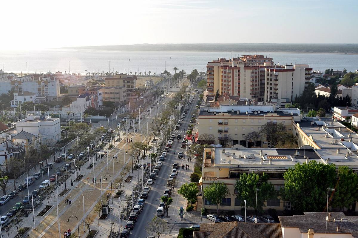 Vista urbana de Sanlúcar de Barrameda hacia la desembocadura del río.