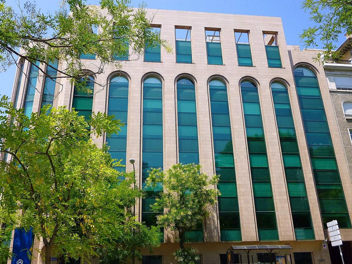 Perspectiva de la fachada acristalada de oficinas en la plaza de Emilio Castelar, Madrid.