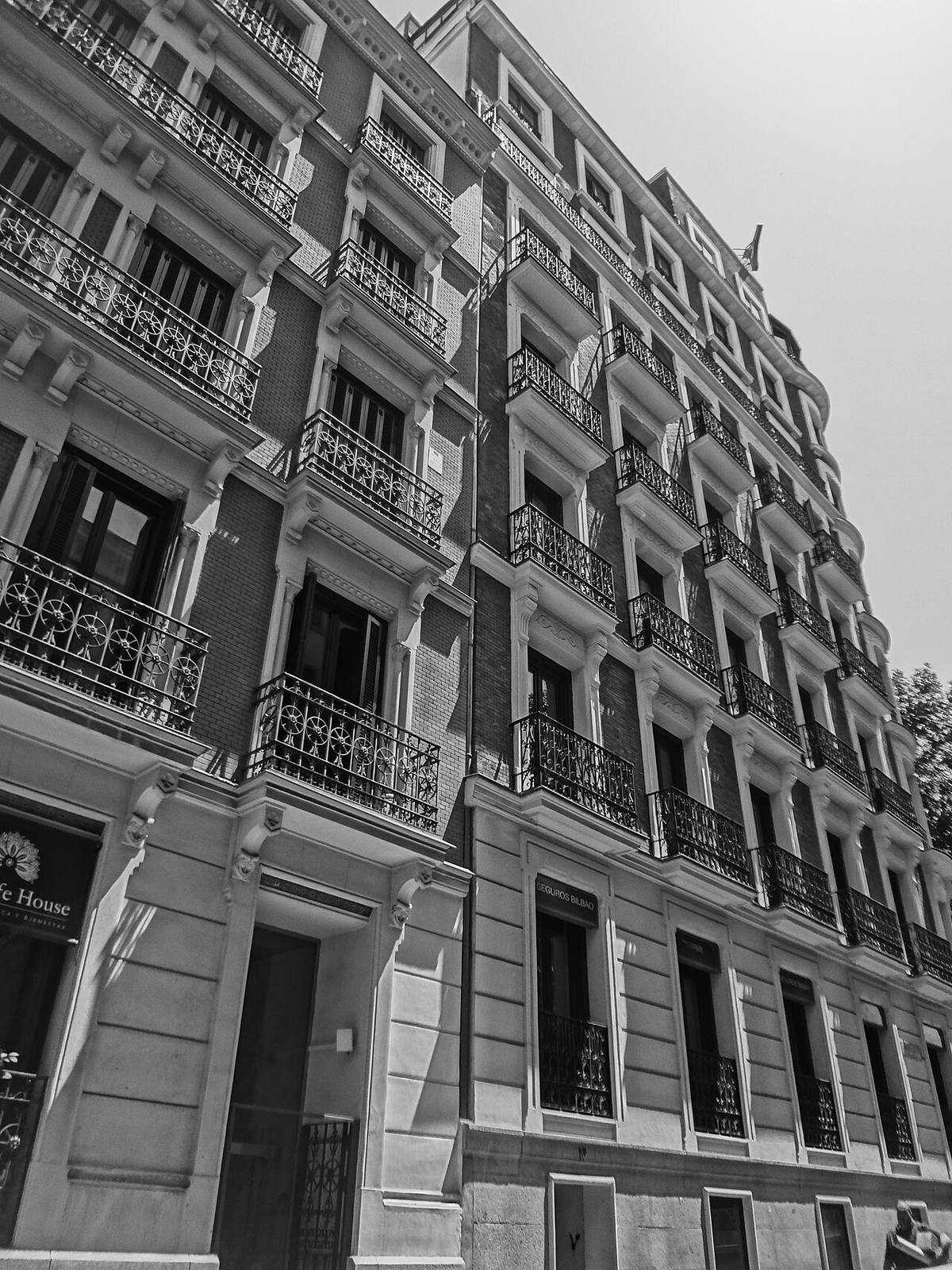 Edificio de viviendas en la calle Salustiano Olózaga de Madrid.