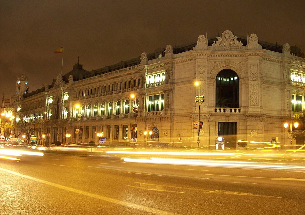 Fachada del Banco de España en Madrid durante la noche.
