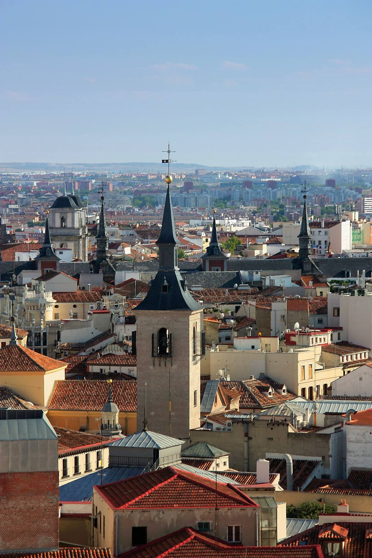 Vista aérea del mercado residencial y tejados del centro de Madrid.