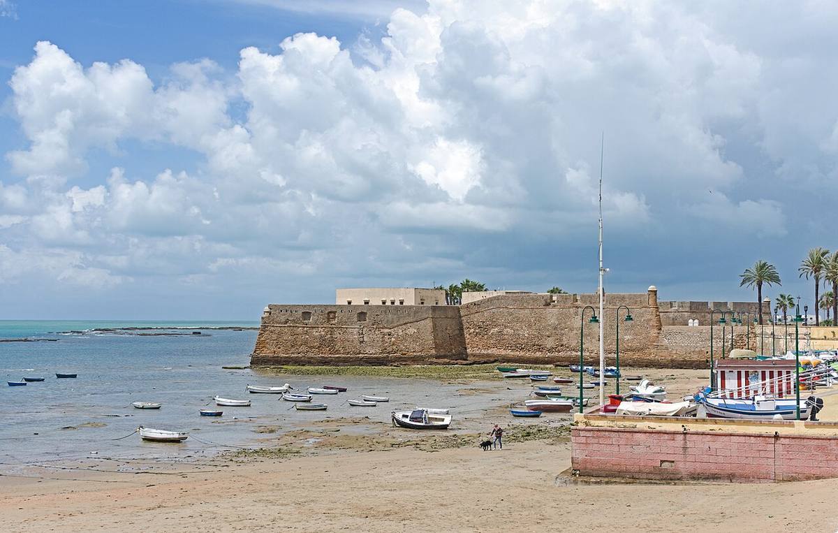 Castillo de Santa Catalina visto desde la avenida Duque de Nájera en Cádiz.