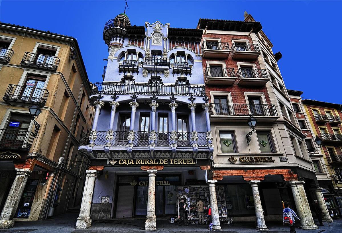 Fachada de la Casa El Torico en Teruel, sede de una entidad financiera.