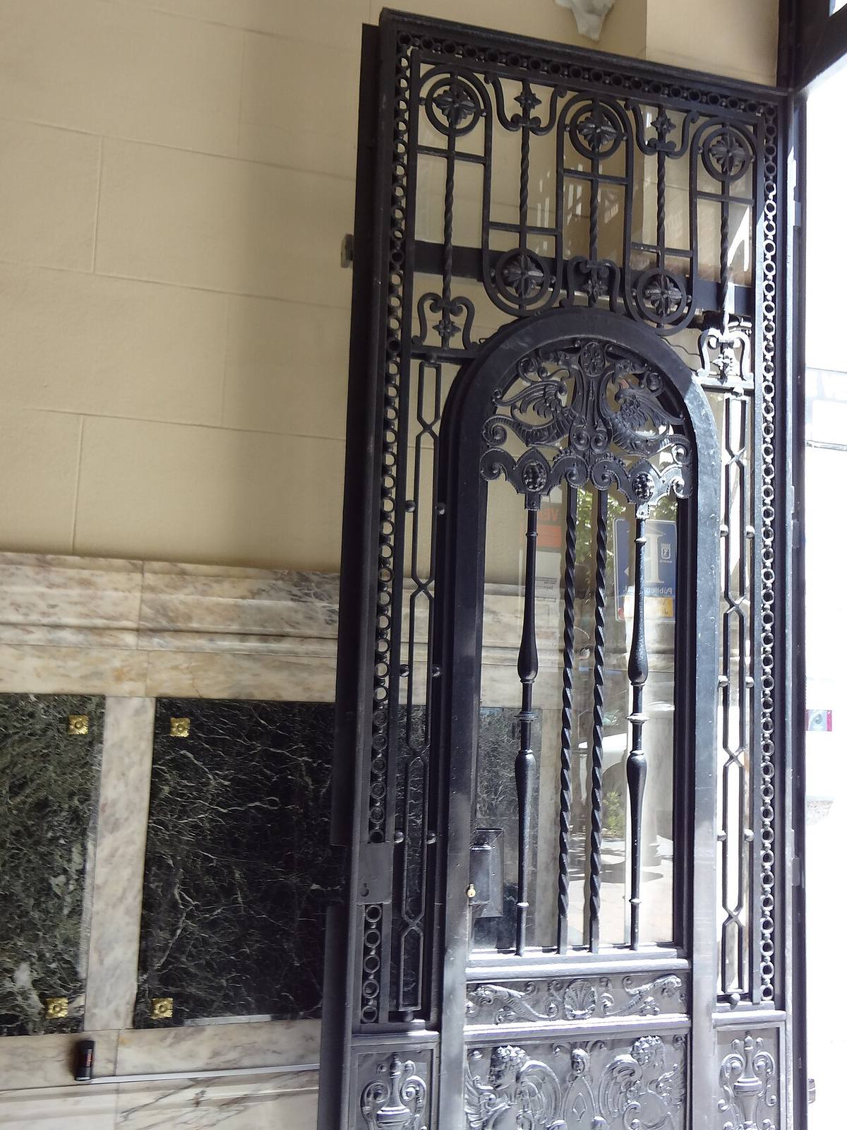 Detalle de una puerta de forja en un portal del barrio de Salamanca, Madrid.