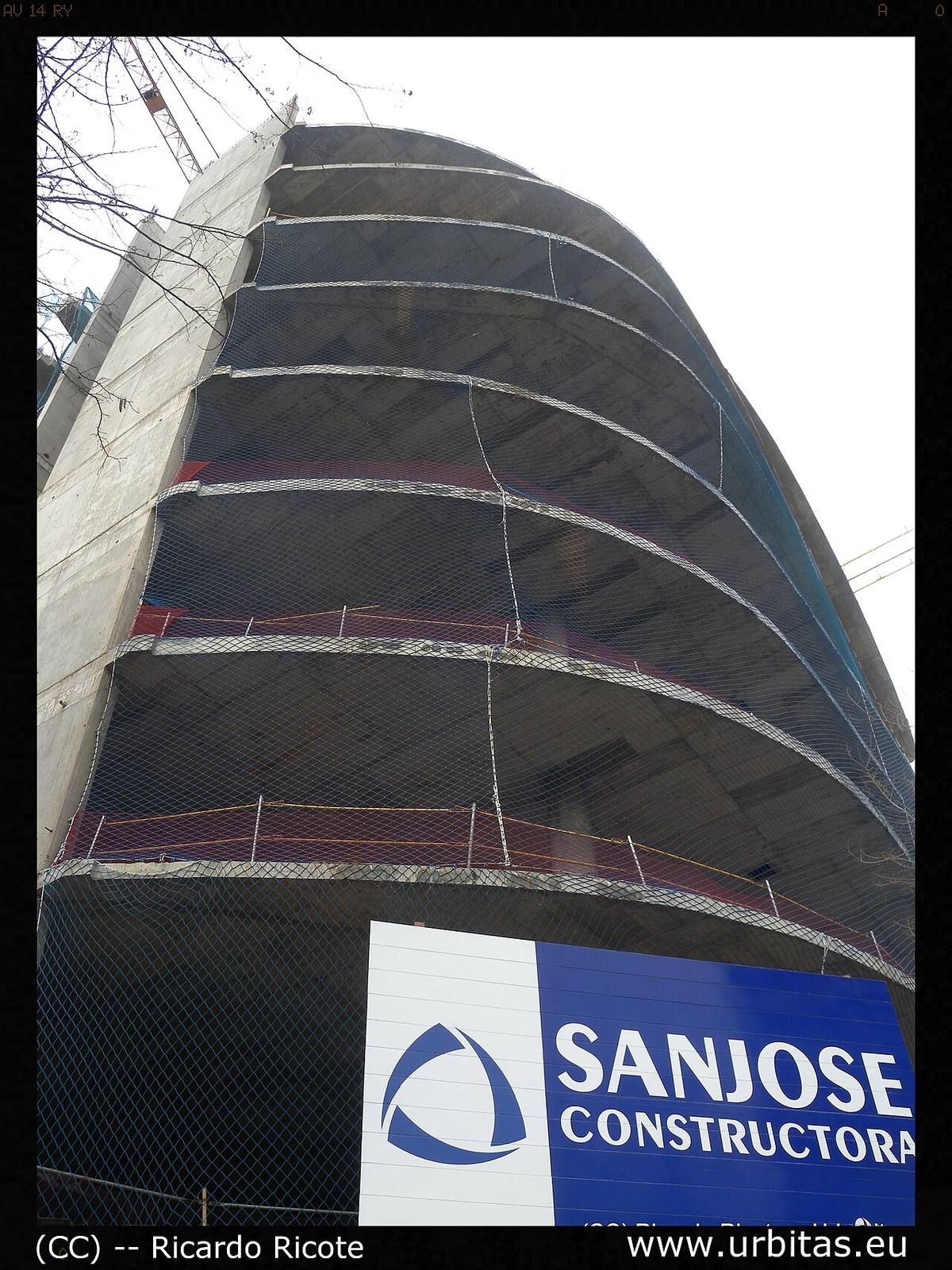 Obras de construcción de un edificio de oficinas y viviendas en el paseo de la Castellana.