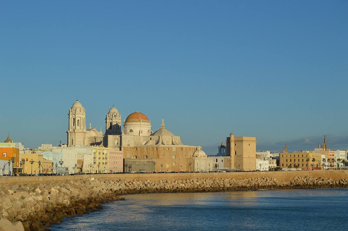 Fachada marítima de Cádiz con la catedral.