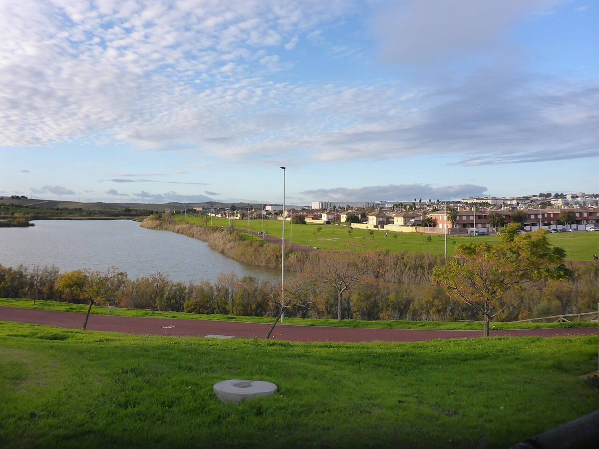 Entorno residencial junto a la Laguna de Torrox en Jerez.