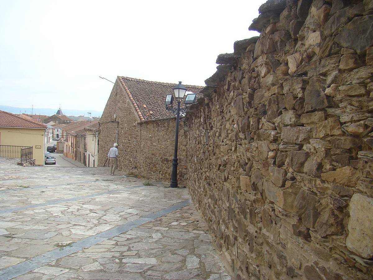 Calle con muros de piedra y viviendas tradicionales en Bernardos, Segovia.