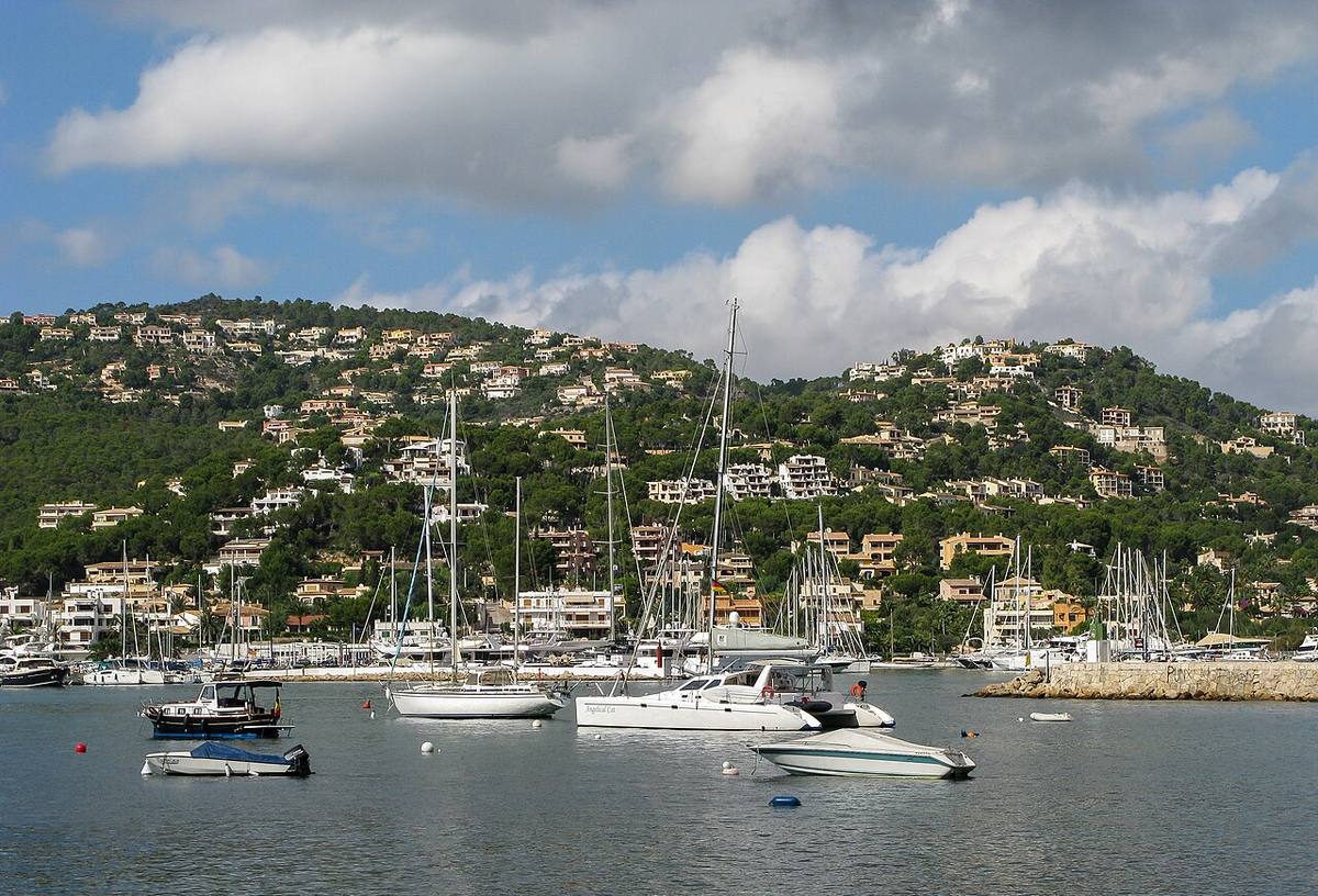 Vista de viviendas y embarcaciones en el Port d'Andratx, Mallorca.
