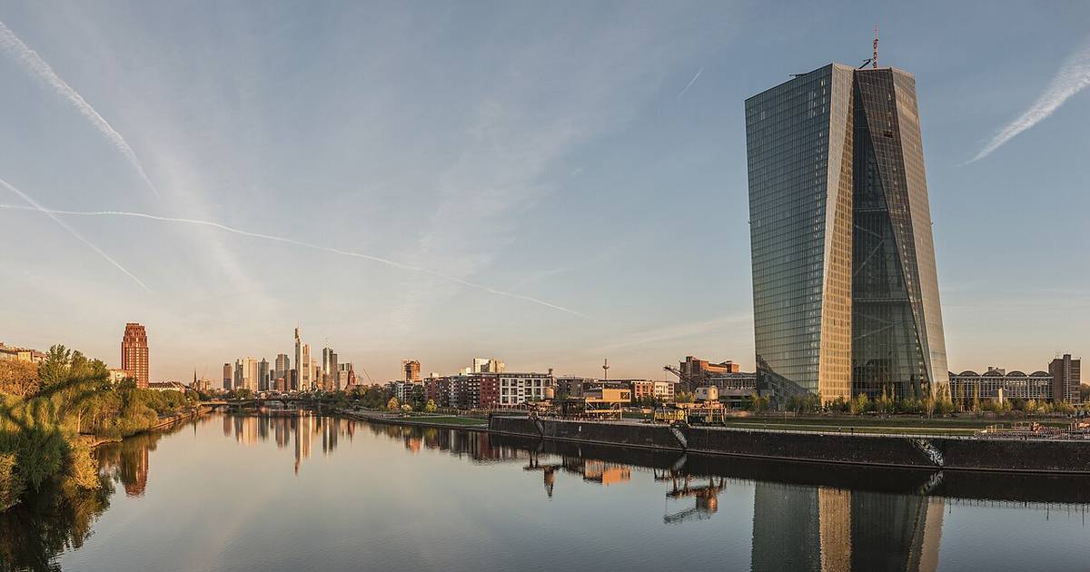 Sede del Banco Central Europeo y horizonte de Fráncfort al amanecer.