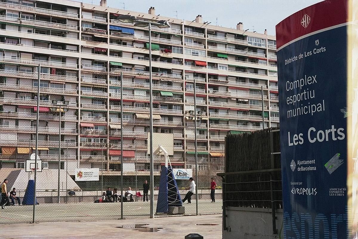 Bloque de viviendas residenciales junto al complejo deportivo Les Corts en Barcelona.