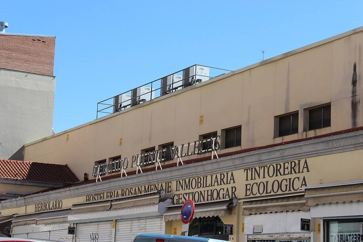 Exterior del Mercado de Puente de Vallecas.