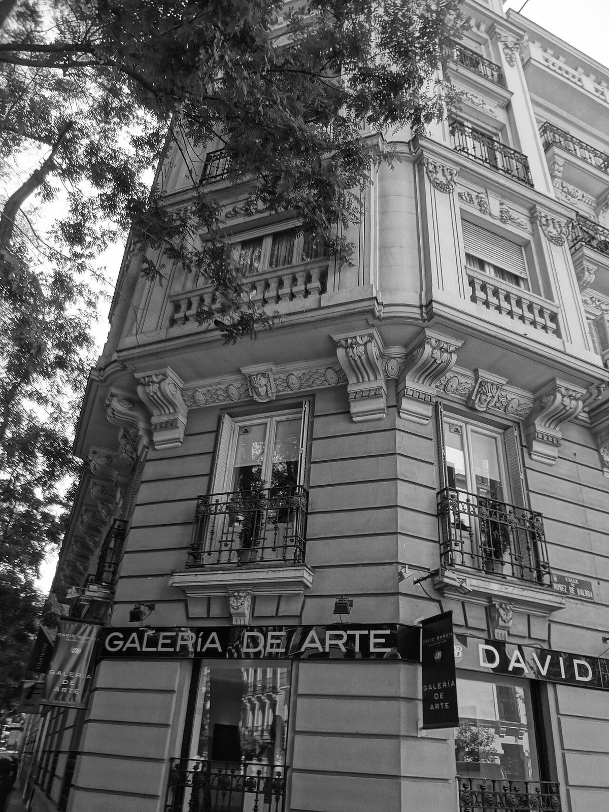 Fachada de un edificio clásico en el Barrio de Salamanca, Madrid.