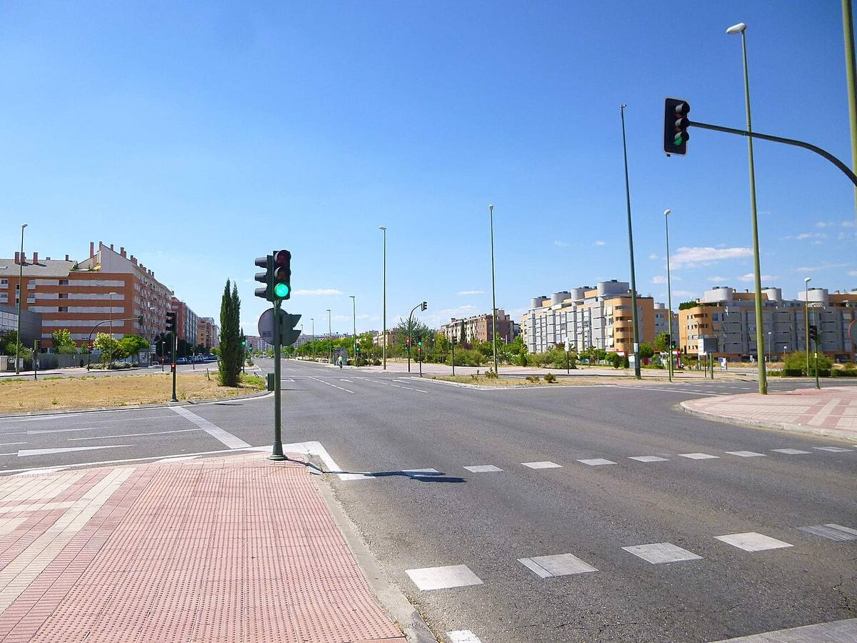 Avenida principal y edificios de viviendas en el barrio de Las Tablas, Madrid.