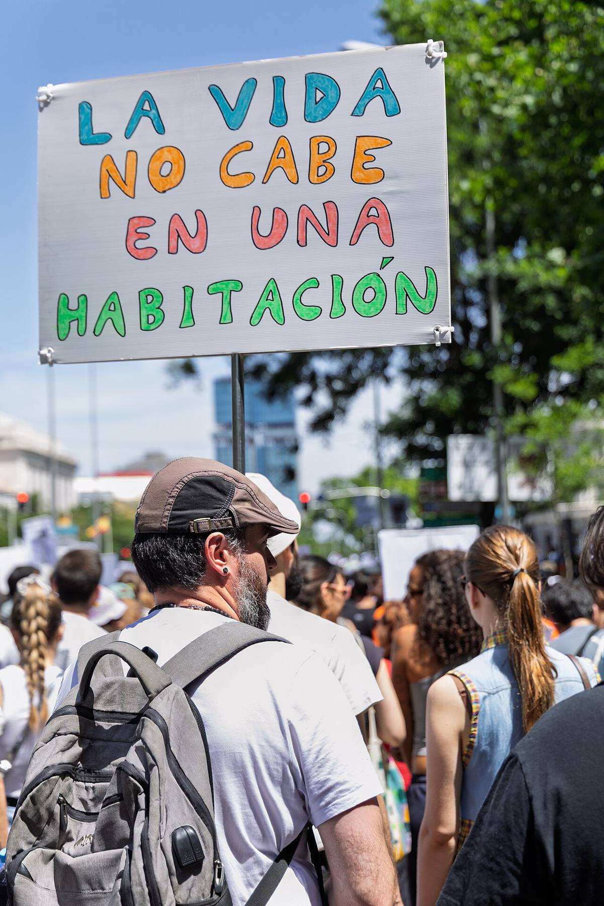 Pancarta reivindicativa sobre el espacio de vivienda en una manifestación en Madrid.