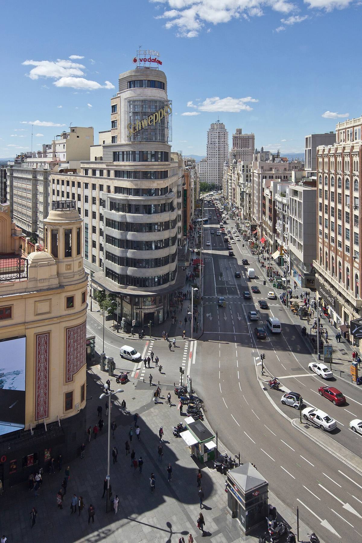 Vista aérea del edificio Carrión y el cruce de la Gran Vía con la calle de Alcalá.