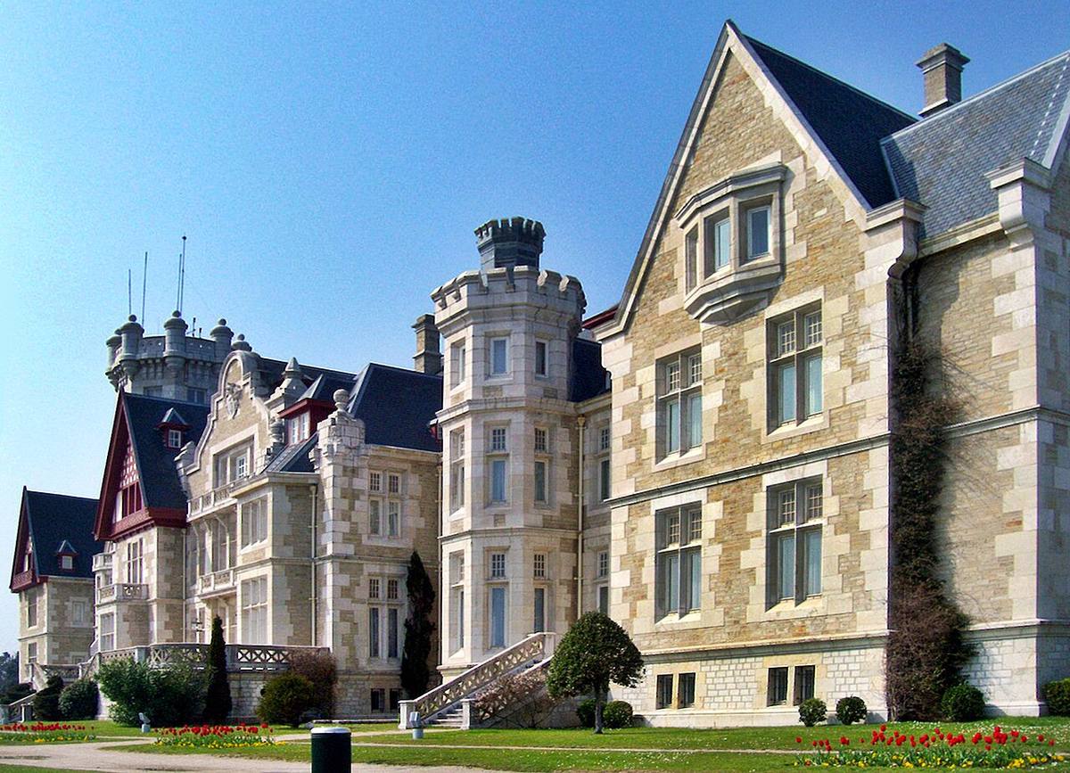 Fachada del Palacio de la Magdalena en Santander, Cantabria.