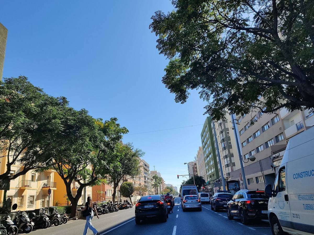 Tráfico y edificios residenciales en una avenida de Cádiz.