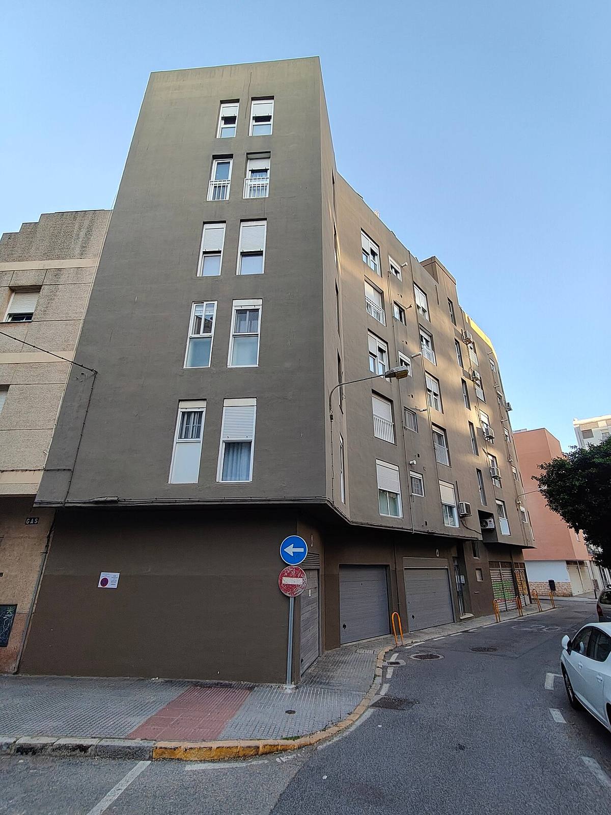 Edificio de viviendas situado en la calle Sociedad de Cádiz.