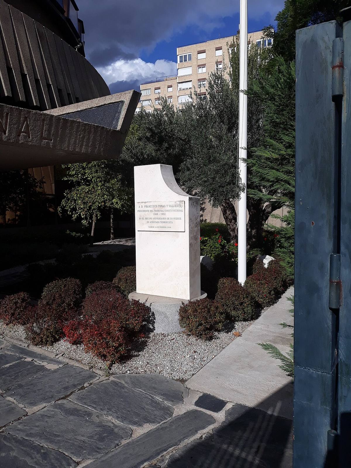 Monumento a Francisco Tomás y Valiente junto al Tribunal Constitucional en Madrid.