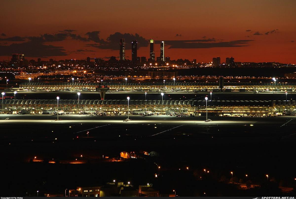 Vista nocturna de la Terminal T4 del Aeropuerto Adolfo Suárez Madrid-Barajas con las Cuatro Torres al fondo.