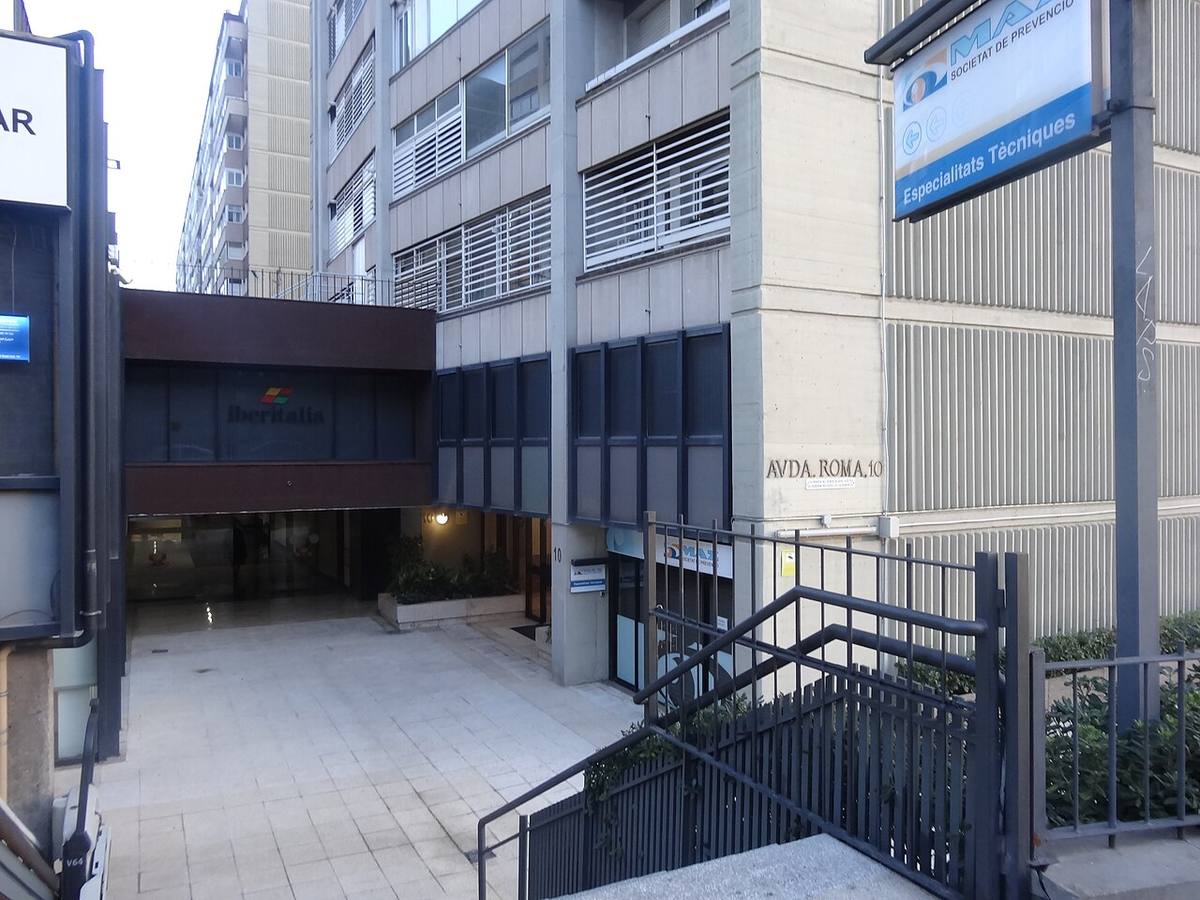 Acceso al Edificio Estel ubicado en el número 10 de la avenida de Roma.
