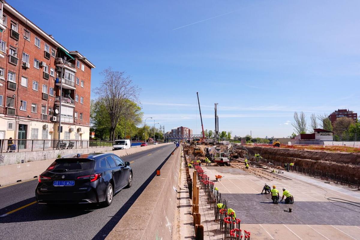 Obras de soterramiento de la A-5 a su paso por el distrito de Latina, cerca de la promoción Stay Cuatro Vientos.