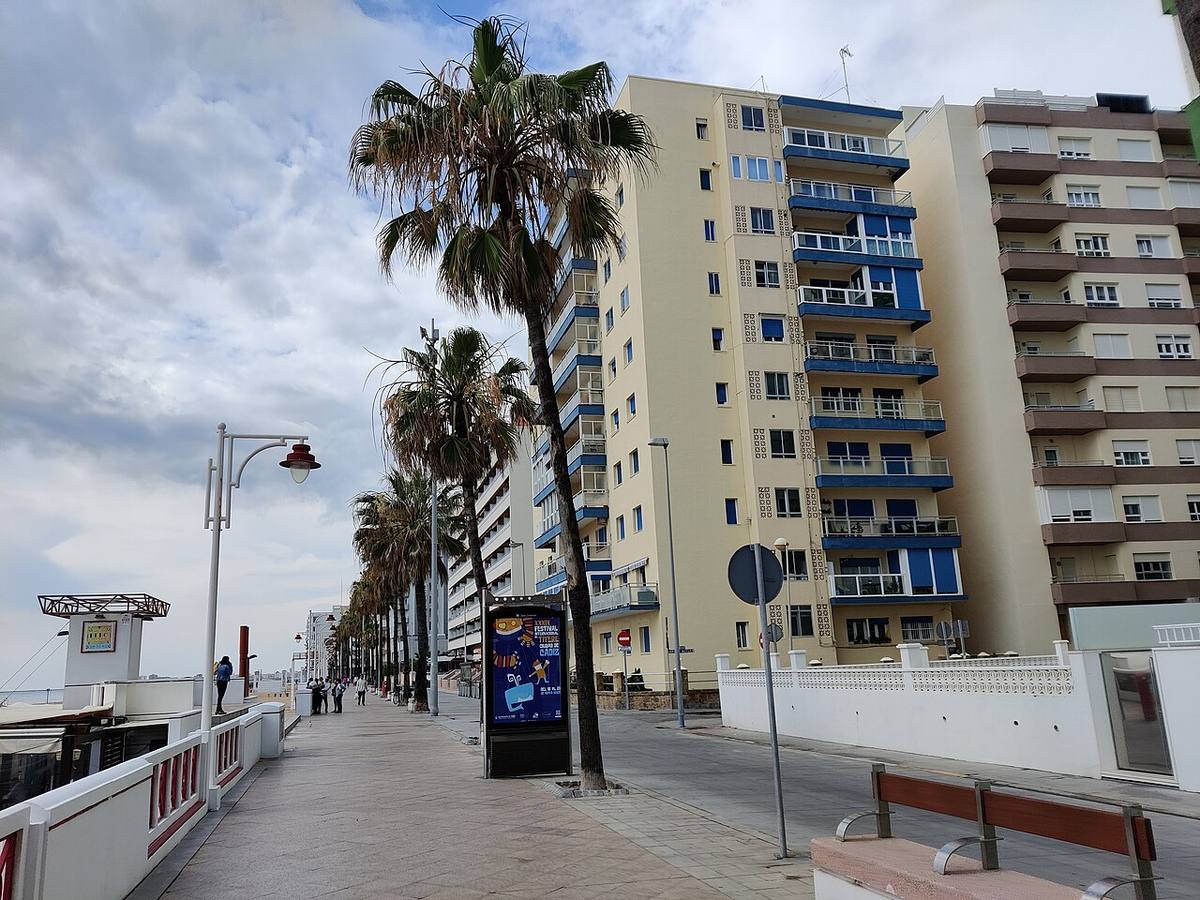 Edificios de viviendas en el paseo marítimo de Cádiz.