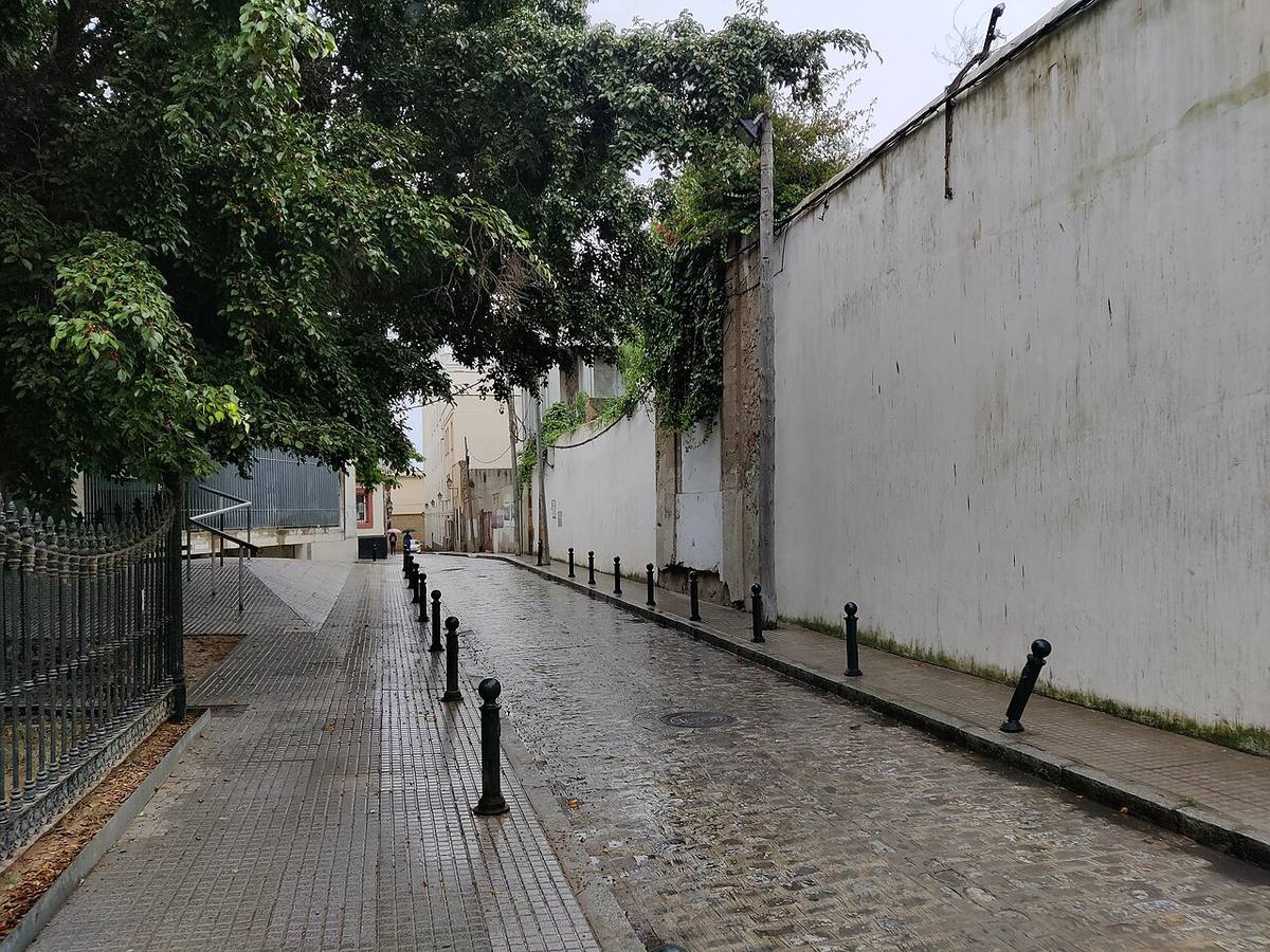 Calle lateral del antiguo Hospital Militar en el casco histórico de Cádiz.