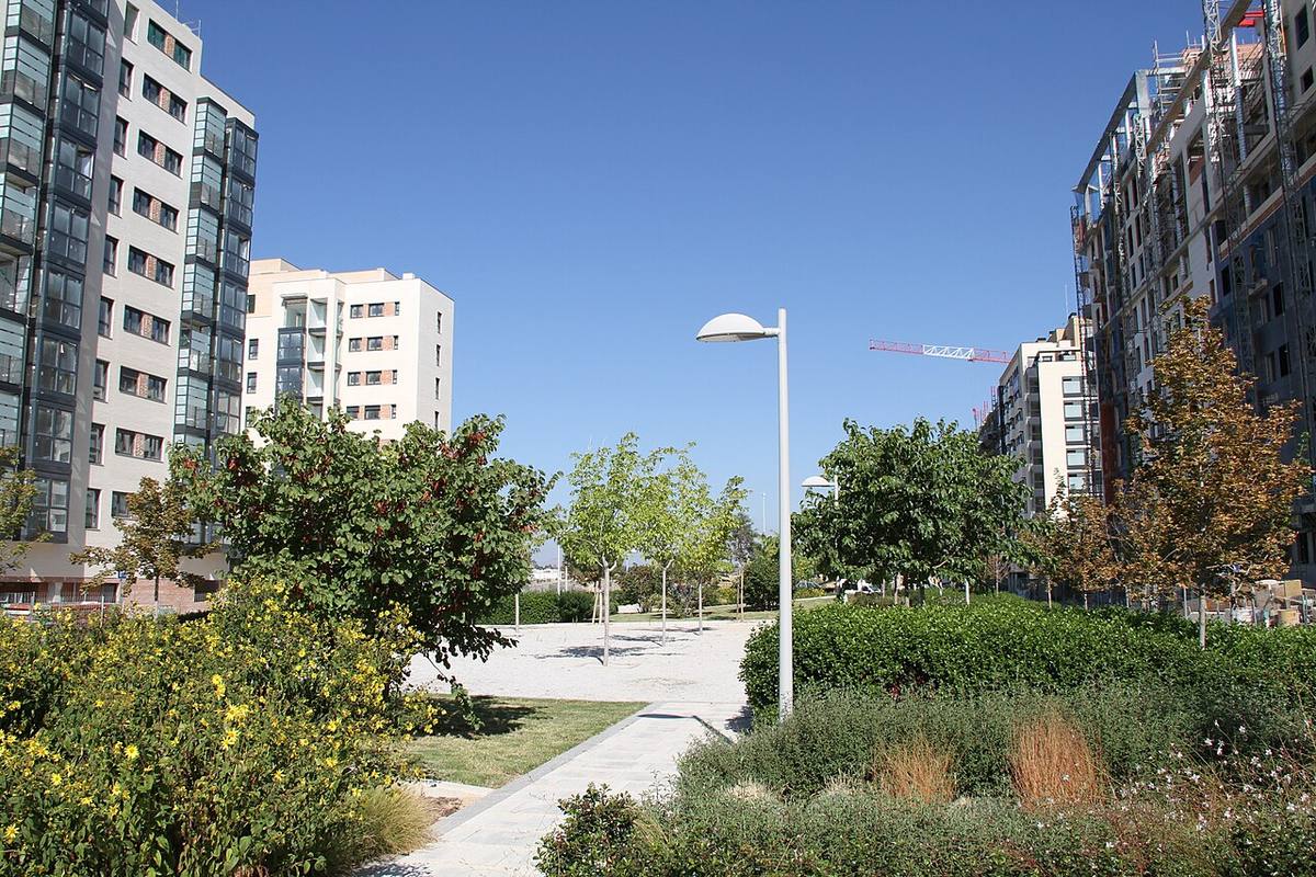 Nuevas promociones de viviendas y zonas verdes en el barrio de Valdebebas, Madrid.