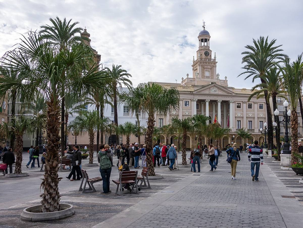 Vista de la Plaza de San Juan de Dios con el Ayuntamiento de Cádiz al fondo.